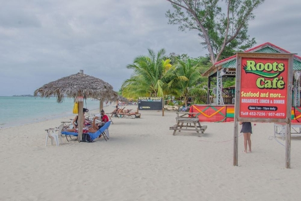 Hotel Roots Bamboo Beach Resort (Whitehall)